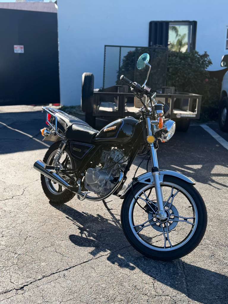 GN 200 Suzuki